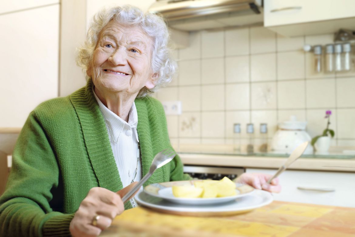 essen-auf-raedern-des-asb-glueckliche-seniorin.jpg